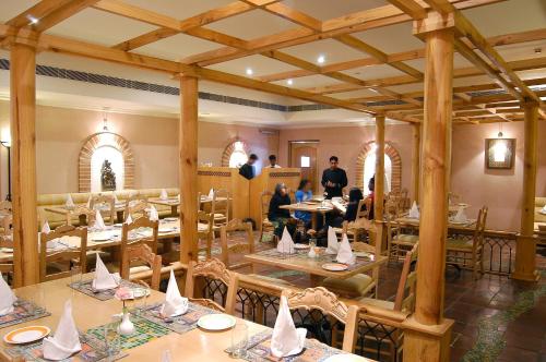 KK Royal Hotel & Convention Centreにあるレストランまたは飲食店