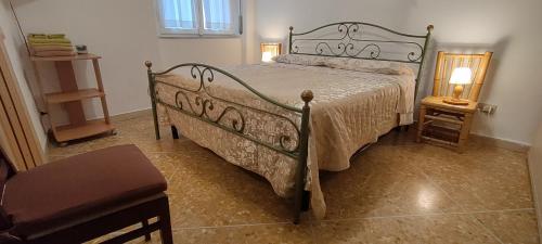 um quarto com uma cama e uma mesa com um candeeiro em Cisanello Room Rent em Pisa
