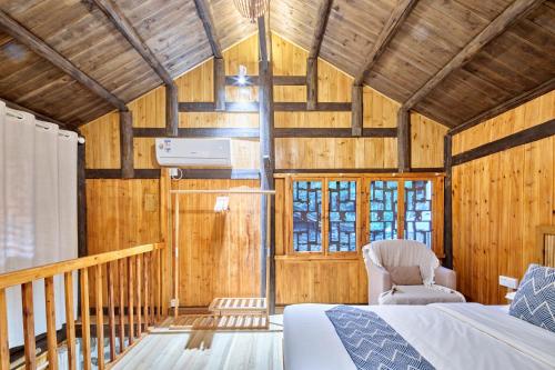 En eller flere senge i et værelse på Yangshuo Yunshe Mountain Guesthouse