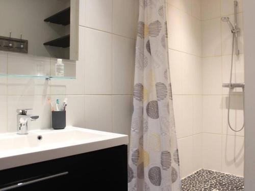 een badkamer met een wastafel en een douchegordijn bij Appartement La Rochelle, 3 pièces, 4 personnes - FR-1-246-479 in La Rochelle