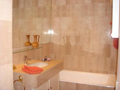 une salle de bain avec un lavabo, une douche et une baignoire dans l'établissement Studio climatisé avec garage à Villeneuve Loubet Plage - FR-1-252A-35, à Villeneuve-Loubet
