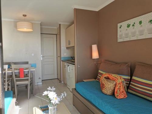 un petit salon avec un canapé et une cuisine dans l'établissement Appartement 2 pièces avec piscines à Cannes la Bocca, proche plage - FR-1-609-9, à Cannes