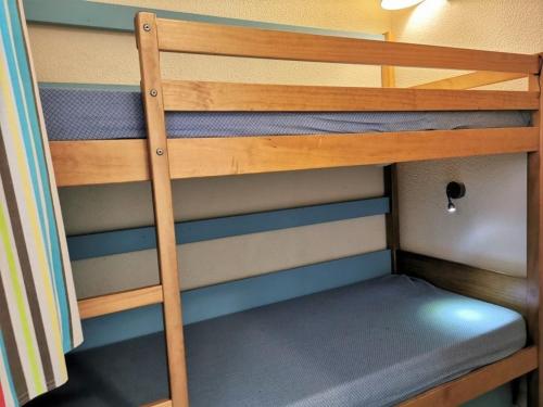 - un lit superposé avec une échelle au-dessus d'une chambre dans l'établissement Appartement 2 pièces avec piscines à Cannes la Bocca, proche plage - FR-1-609-9, à Cannes