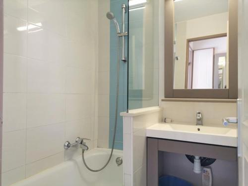 une salle de bain avec une douche, un lavabo et une baignoire dans l'établissement Appartement 2 pièces avec piscines à Cannes la Bocca, proche plage - FR-1-609-9, à Cannes