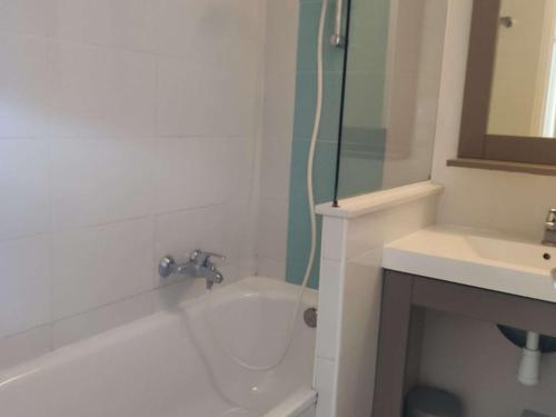 une salle de bain avec une baignoire, un lavabo et une douche dans l'établissement Appartement 3P Cannes la Bocca avec terrasse, piscines et parking à 200m de la plage - FR-1-609-15, à Cannes