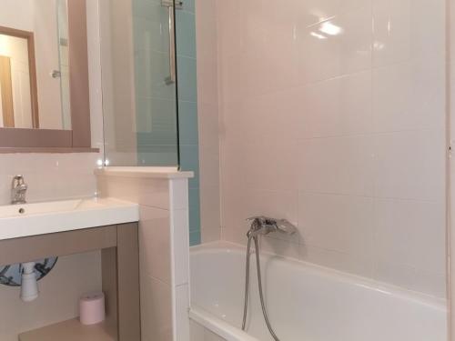 une salle de bain avec une douche, un lavabo et une baignoire dans l'établissement Appartement rénové avec air conditionné, piscines et parking à Cannes la Bocca - FR-1-609-54, à Cannes