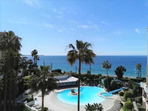 une vue aérienne d'un complexe hôtelier avec piscine et l'océan dans l'établissement Studio Cabine à Cannes la Bocca avec Piscines et Proche Plage - FR-1-609-33, à Cannes