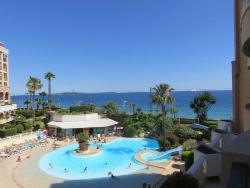 une vue d'une piscine dans un complexe hôtelier dans l'établissement Studio climatisé avec piscine et Wi-Fi, à 150m des plages et du centre-ville de Cannes - FR-1-609-41, à Cannes