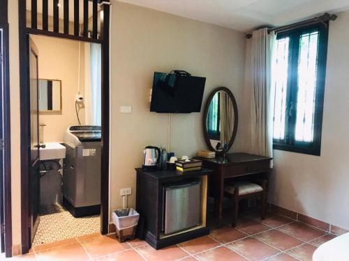 een badkamer met een wastafel en een wastafel bij Gavill15 Classic Boutique House in Chiang Mai