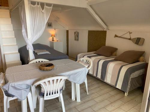 Llit o llits en una habitació de Bungalow Paille en queue sur la plage de La Saline