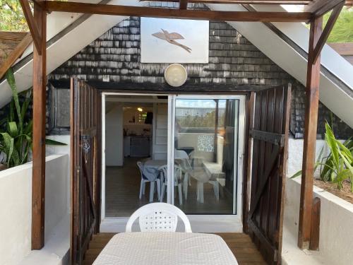 Αίθριο ή υπαίθριος χώρος στο Bungalow Paille en queue sur la plage de La Saline