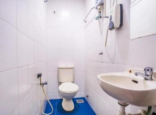 uma casa de banho com um WC e um lavatório em HOTEL AVATARR em Batu Caves
