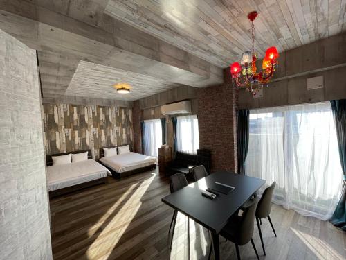 Zimmer mit einem Esstisch und einem Schlafzimmer in der Unterkunft Wolf Pack Apartment 1001 in Osaka