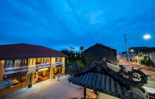 Elle offre une vue sur un bâtiment doté d'un balcon. dans l'établissement Yeng Keng Hotel, à George Town