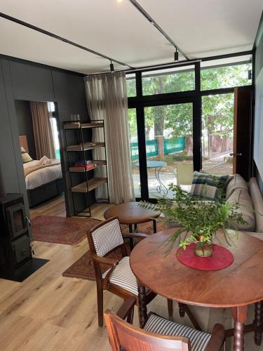 uma sala de estar com mesas e cadeiras e um sofá em TWO Prefab Living - Luxury bungalows em Dullstroom