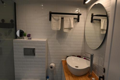 Ένα μπάνιο στο Kalvin Apartments by Levinsky Market