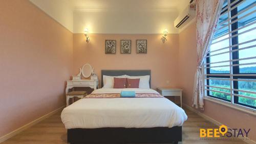 Un dormitorio con una cama grande y una ventana en Cheng Landed Villa in Taman Bertam Setia Melaka, en Melaka