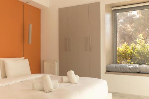 Luxury Apt with Parking-Living Stone Silver