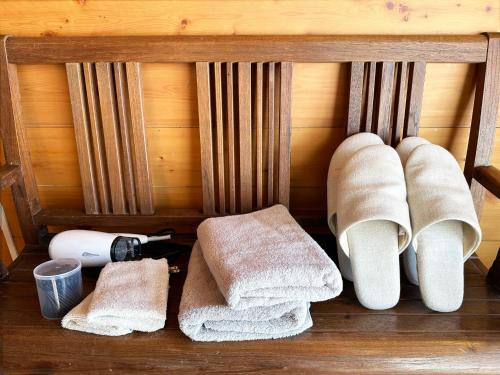 een handdoekenrek met handdoeken op de vloer in een kamer bij guest house Kuu - Vacation STAY 46399v in Takashima
