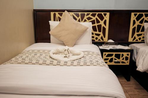 a bedroom with a bed with a towel on it at رويال ابو الوفا in Suwhaj