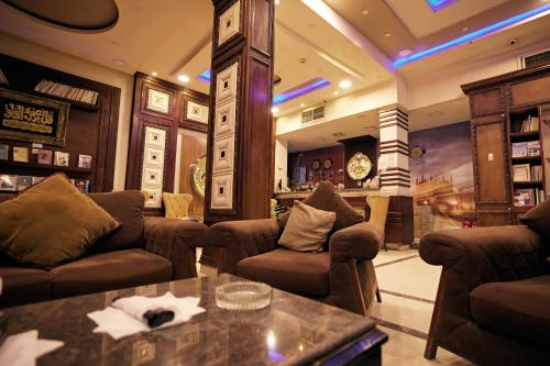 a living room with couches and a table at رويال ابو الوفا in Suwhaj