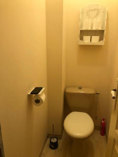 baño con aseo blanco y papel higiénico en logement complet 2 chambres garage wifi de 1 a 5 voyageurs, en Montfort-le-Gesnois