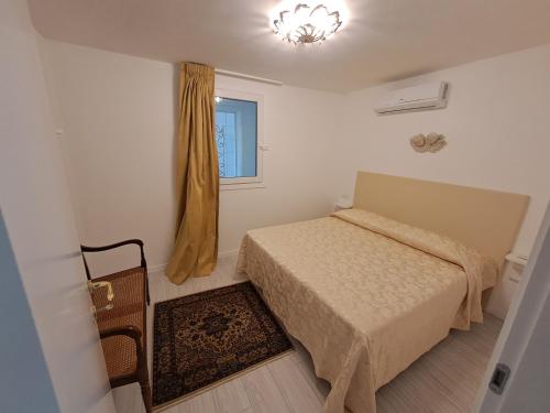 波代諾內的住宿－MANTICA CATTANEO APPARTAMENT，一间小卧室,配有床和窗户