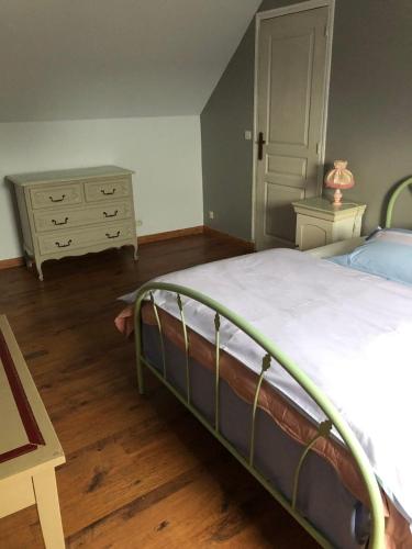 1 dormitorio con 1 cama, vestidor y cajón en logement complet 2 chambres garage wifi de 1 a 5 voyageurs, en Montfort-le-Gesnois
