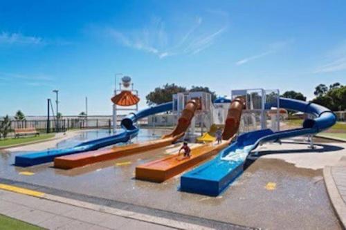 Port MoontaViews on Hughes的一个带水滑梯的大型水上公园