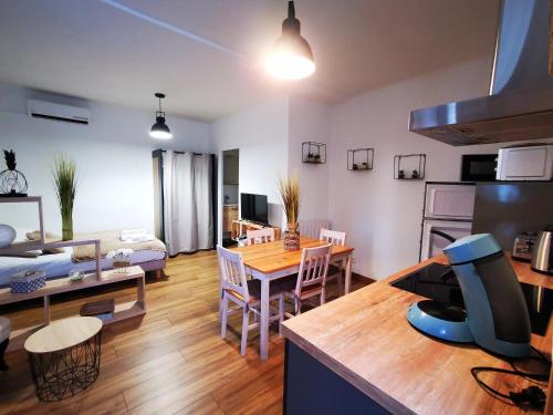 een woonkamer met een keuken en een eetkamer bij Appart impasse du sentiment in Montignac