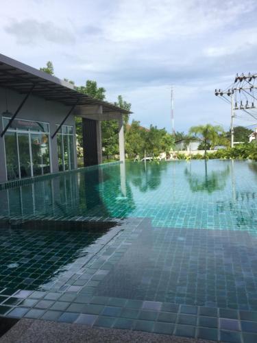 einen Pool in einem Resort in der Unterkunft Phuket naka Condon-13-45免费高速上网免费停车位 in Phuket