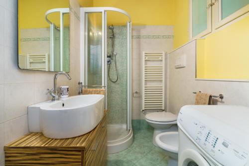 uma casa de banho com um lavatório, um chuveiro e um WC. em 19 Lodge em Siena