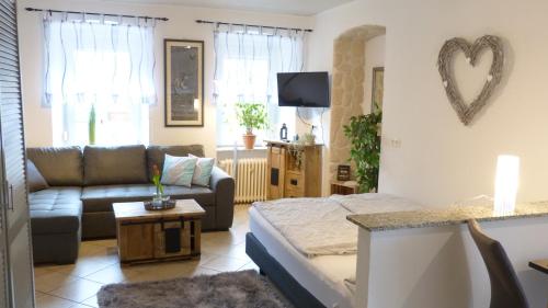 ein Wohnzimmer mit einem Sofa und ein Wohnzimmer mit einem Sofa in der Unterkunft Ferienappartments Neumann in Bernkastel-Kues