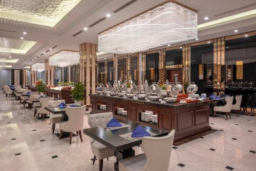 Un restaurante o sitio para comer en Meliá Vinpearl Hai Phong Rivera
