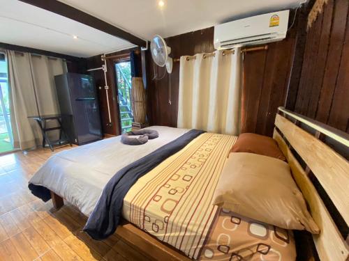 a bedroom with a large bed in a room at Maya guest house@coffee in Ko Chang