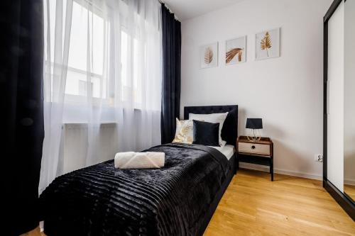 um quarto com uma cama e uma janela em Apartament Premium em Rzeszów