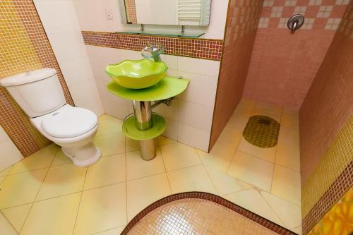 キシナウにあるezioのバスルーム(洗面台、トイレ付)