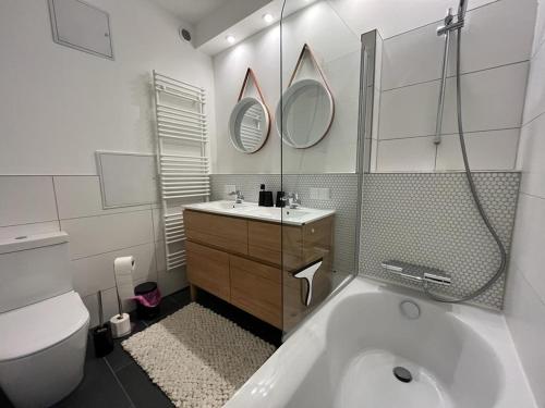 a bathroom with a tub and a toilet and a sink at Fuchs-Fichte in Bad Harzburg