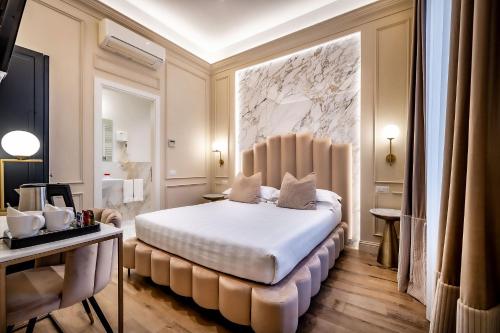 1 dormitorio con 1 cama blanca grande en una habitación en Hotel Emma Small Luxury Hotel en Florencia
