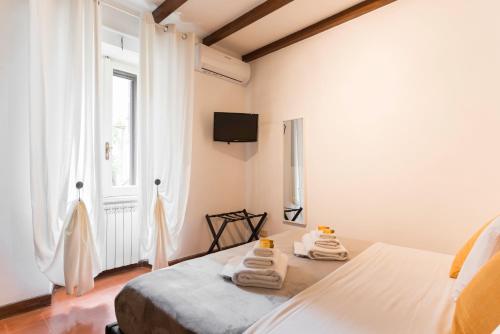A bed or beds in a room at Campo de' Fiori appartamento via di Grotta Pinta