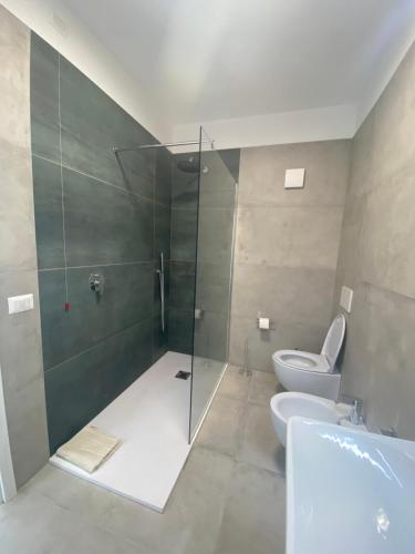 uma casa de banho com um chuveiro, um WC e um lavatório. em Casa Vacanze Alba em Loceri