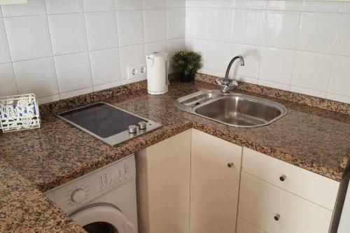 セビリアにあるEnjoy Life Apartments Sevillaのキッチン(シンク付)、洗濯機