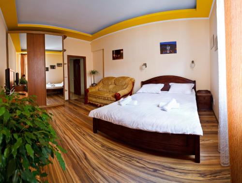 1 dormitorio con 1 cama grande y 1 sofá en Apartments "The cultural capital", en Leópolis