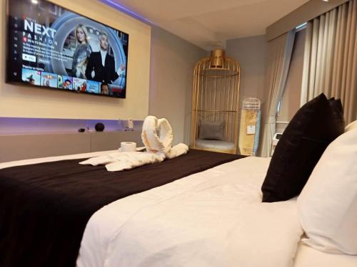 Ένα ή περισσότερα κρεβάτια σε δωμάτιο στο Elegant Studio with videoke at Azure North Pampanga