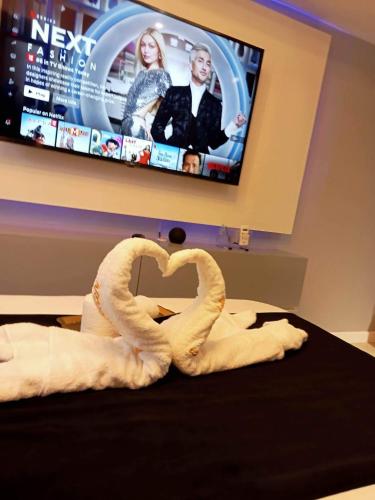 Ένα ή περισσότερα κρεβάτια σε δωμάτιο στο Elegant Studio with videoke at Azure North Pampanga