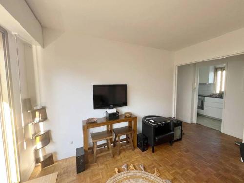 uma sala de estar com uma televisão de ecrã plano na parede em Entiry apartment, Private rooms in Paris em Paris