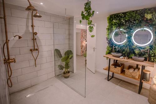 W łazience znajduje się prysznic ze szklanymi drzwiami. w obiekcie Suite romantique avec Jacuzzi - Hypercentre, Comédie w Montpellier
