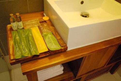 eine Badezimmertheke mit Waschbecken und Handtüchern darauf in der Unterkunft Yentai Hotel in Magong