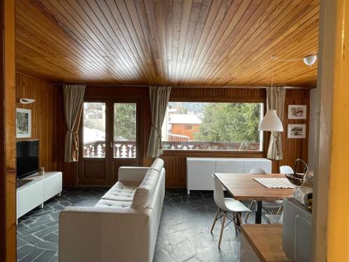un salon avec un canapé et une table dans l'établissement Lovely Apt Chalet Courchevel 1650, à Courchevel