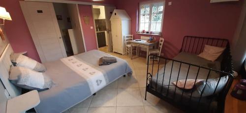 1 dormitorio pequeño con 2 camas y 1 silla en lamaisonmelidine en Saint-Mards-de-Blacarville
